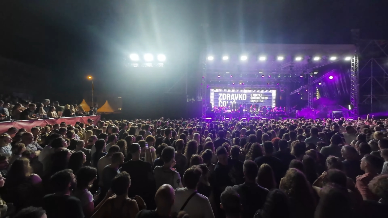 Velika publika prati koncert na Arsenal Festu ispred osvetljene bine u Kragujevcu