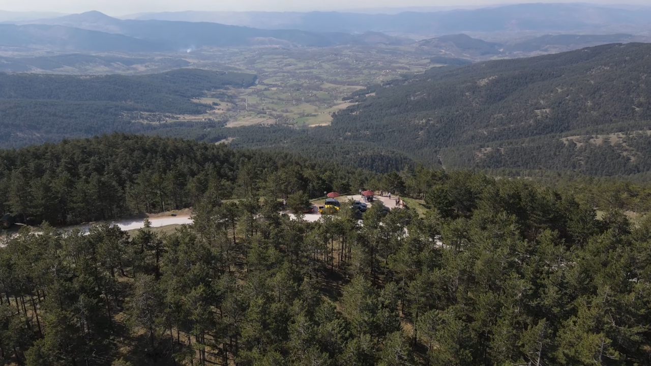 Pogled na šume i planinske predele Tare i Divčibara tokom mirnog vikend odmora