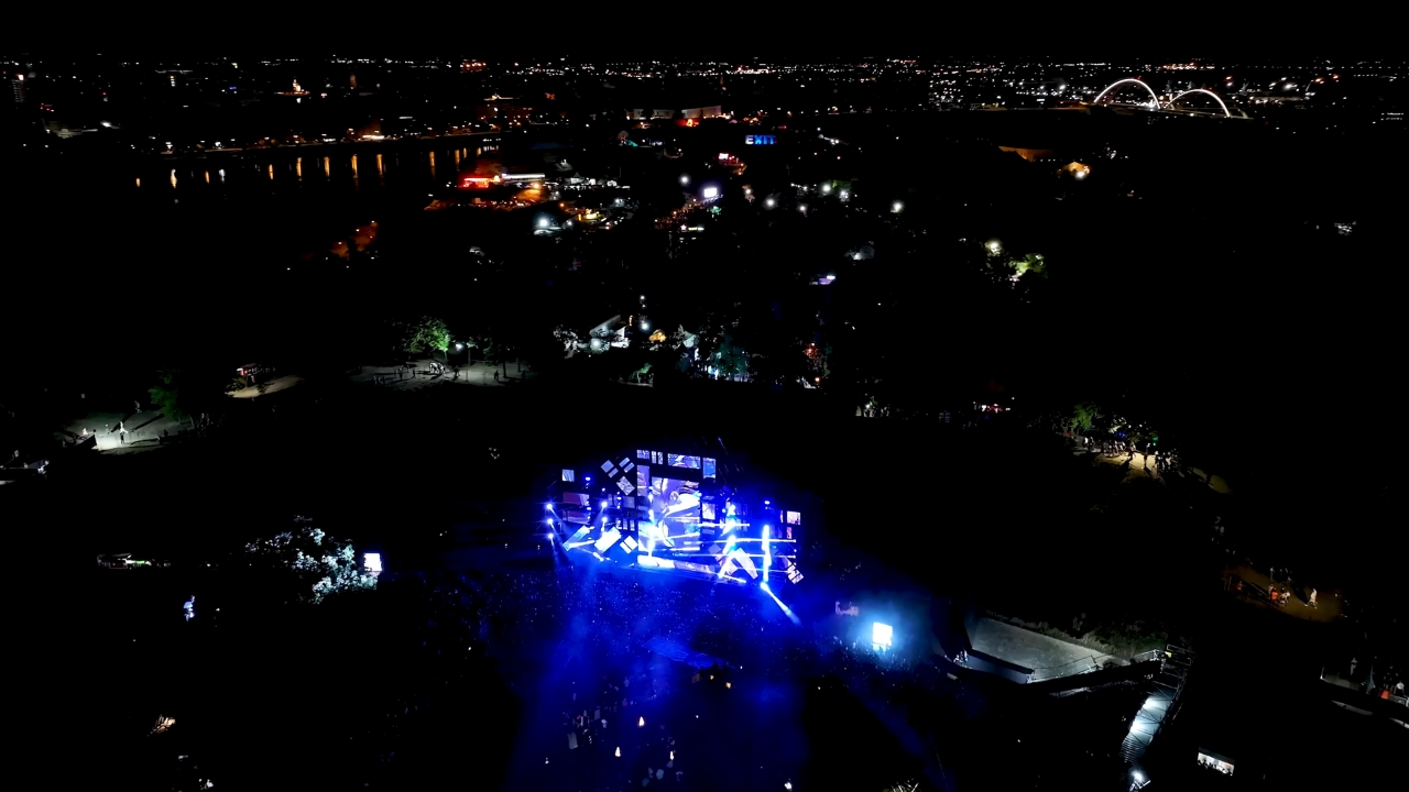 Noćni pogled na EXIT festival na Petrovaradinskoj tvrđavi sa osvetljenom binom i publikom ispred nje
