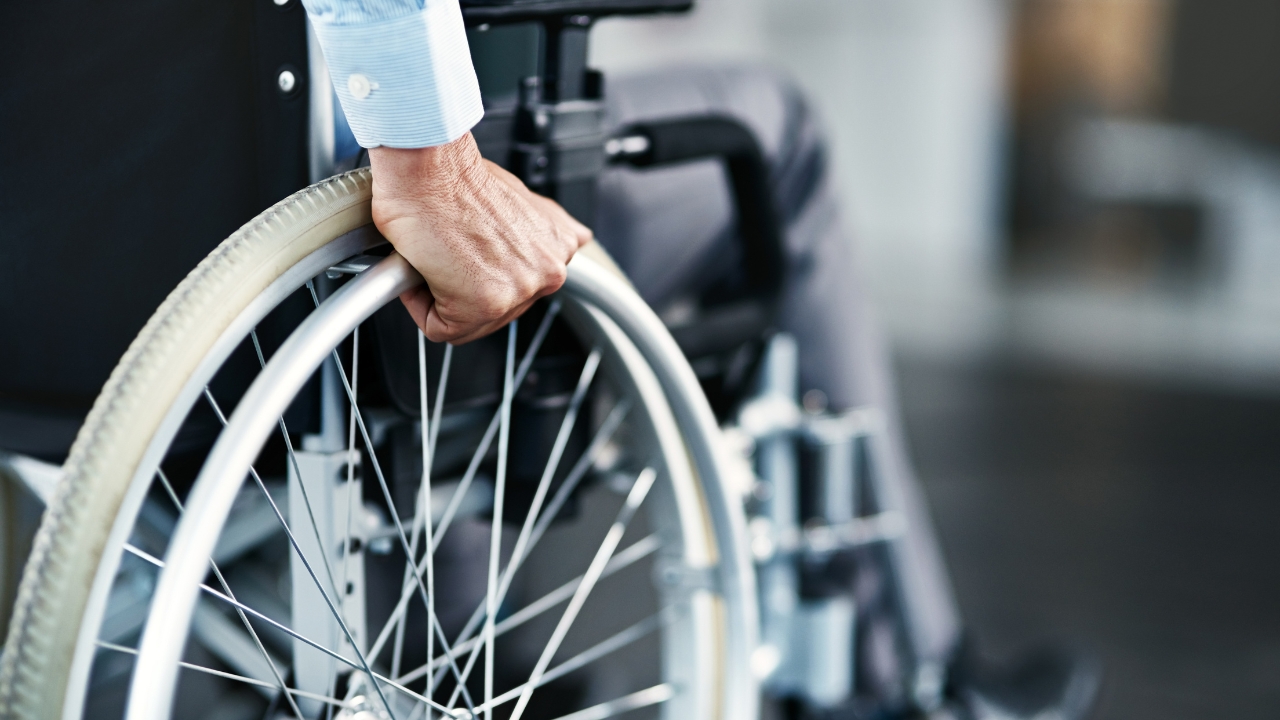 Osoba u invalidskim kolicima tokom procene prava na invalidsku penziju u Srbiji